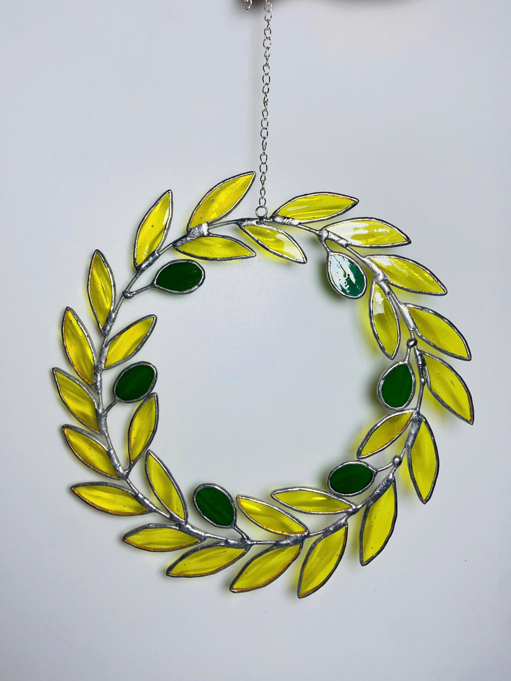 Stained Glass Olive Wreath Suncatcher – Handmade Laurel Branch Window Hanging – Mediterranean Wall Decor Gift
